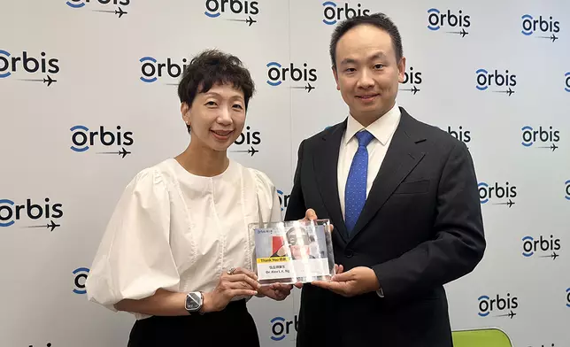 奧比斯香港總幹事劉慧思小姐致送感謝狀予伍立祺醫生。