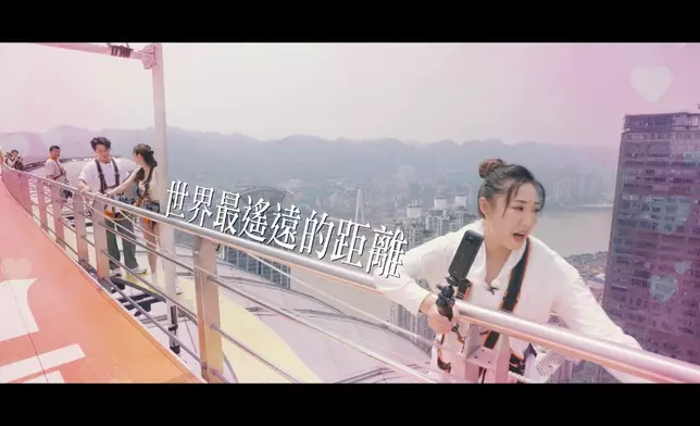 雖然三人都有點害怕，但Leonard全程不忘緊貼Cathy以策女方安全，盡顯暖男風度；相反林秀怡為了減低害怕感決定箭步前行。