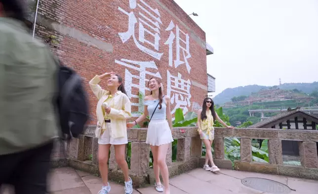 Leonard獻殷勤時間，主動為Cathy打卡。