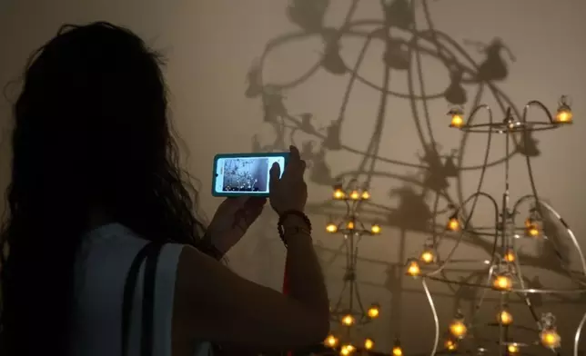 參觀者使用AI問客講解器