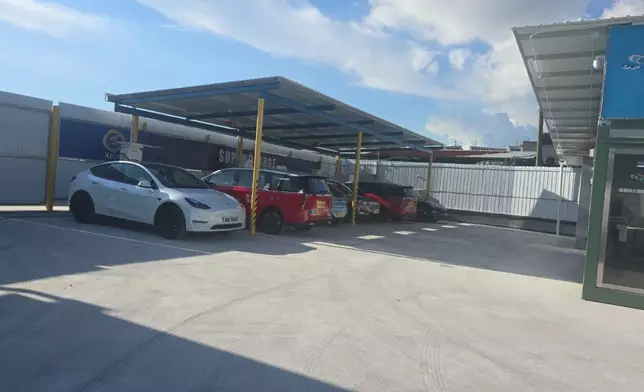 洪水橋充電站首階段設有 6 個超快充電車位，提供 480KW 高速充電功率選擇，並支援雙槍充電，可大幅縮短尤其是大型車及商用車的充電時間。