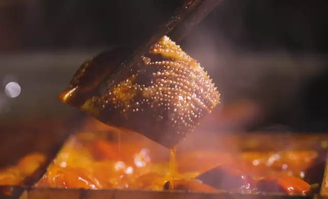 三人在華哥的帶領下品嚐聞名的重慶火鍋當中包括毛肚、一斤叫價$1200元的長江龍丁魚等