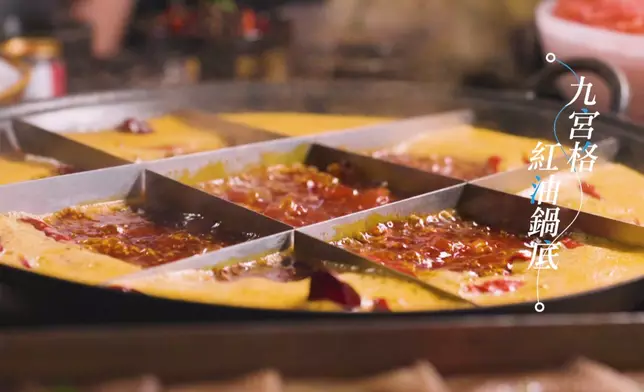 三人在華哥的帶領下品嚐聞名的重慶火鍋當中包括毛肚、一斤叫價$1200元的長江龍丁魚等