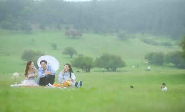 三人在大草原野餐。