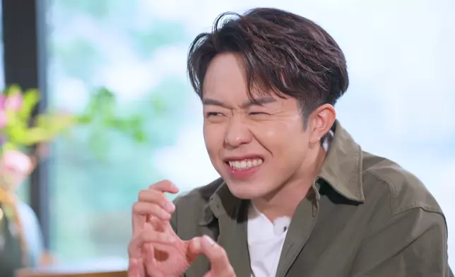 Leonard亦相當畀面即場試食，食後竟面露痛苦神色, 爆笑表示：「咬爆皮嗰一下就...有啲痛」。