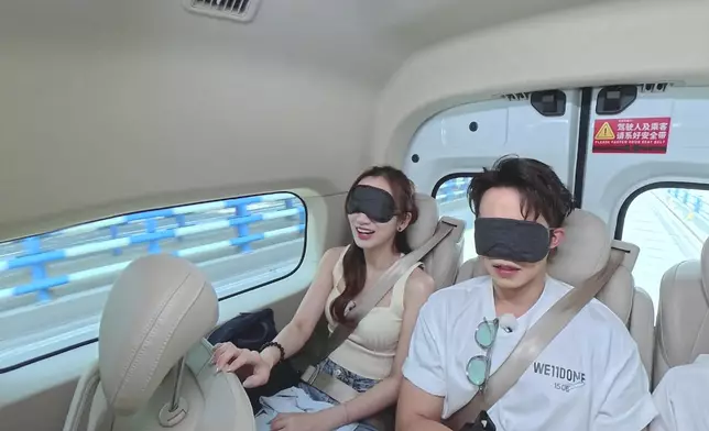 製作組又大搞驚喜，先要求三人戴上眼罩並「移送」至露天全透明玻璃平台「天空之境」。