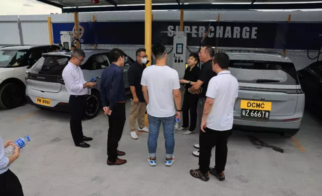 洪水橋充電站首階段設有 6 個超快充電車位，提供 480KW 高速充電功率選擇，並支援雙槍充電，可大幅縮短尤其是大型車及商用車的充電時間。