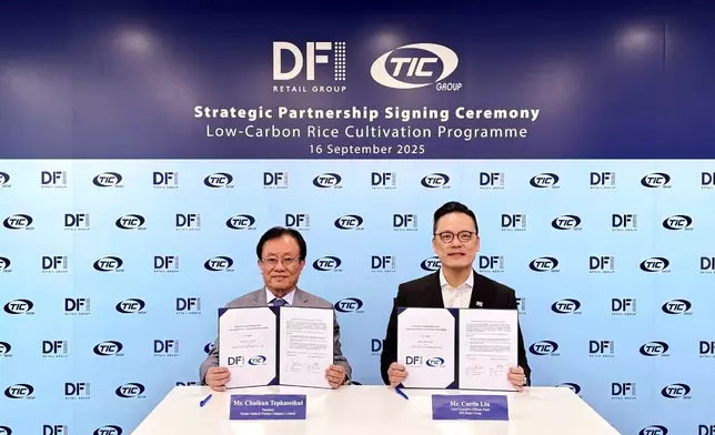 DFI 零售集團零售食品行政總裁劉曉恩（右）與Toumi Foods and Product 公司總裁Chaikun Tepkasetkul（左）宣布展開為期五年的合作夥伴關係，將於2026年生產並供應 1，000 公噸低碳米。