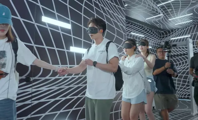 製作組又大搞驚喜，先要求三人戴上眼罩並「移送」至露天全透明玻璃平台「天空之境」。