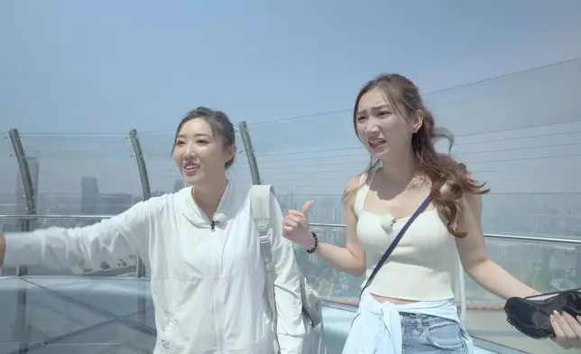 三人脫下眼罩，眼見自己踩著透明玻璃，即嚇得手軟兼腳震！