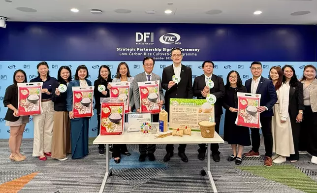 DFI零售集團與Toumi Foods and Product 公司的團隊攜手合作，減少溫室氣體排放，並為顧客提供更多可持續選擇。