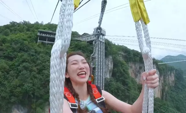 驚險刺激的「飛鼠裝滑翔傘」，林秀怡全程尖叫。