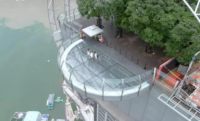 製作組又大搞驚喜，先要求三人戴上眼罩並「移送」至露天全透明玻璃平台「天空之境」。