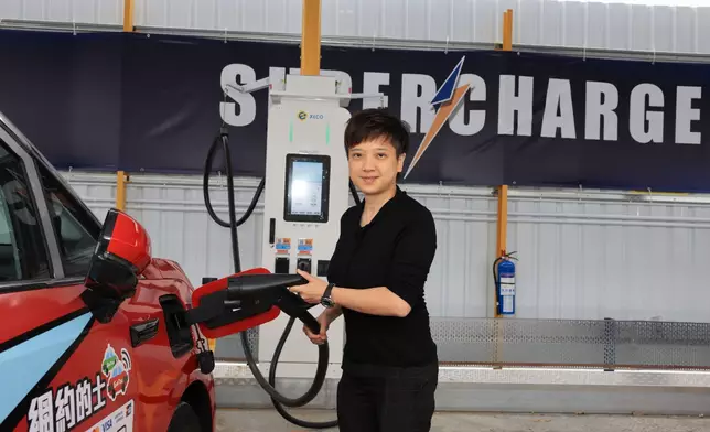 遨想能源（XECO）行政總裁黃嫣薇表示：「作為電動車領域的先驅，XECO非常高興繼青衣項目後，快速於洪水橋推出另一個新型商客用電動車超快充充電站，是XECO第二個成功透過改變土地用途建成的充電站，解決香港土地矜貴的痛點，先導了不同土地的多樣化用途，配合新經濟所需，不但鼓舞了電動車業界，亦標誌着香港綠色運輸基建的重要突破，助力新經濟順利發展。」