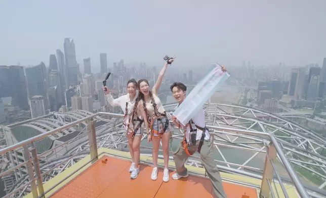 三人成功完成盲盒任務，解鎖下一個景點——重慶森林！