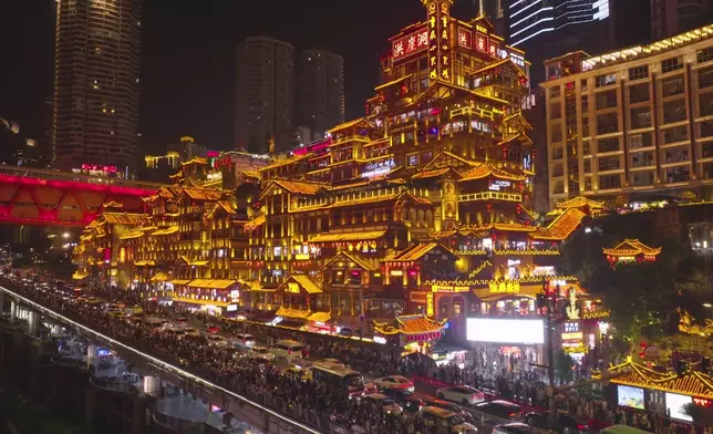 晚上遊覽重慶著名景點洪崖洞。