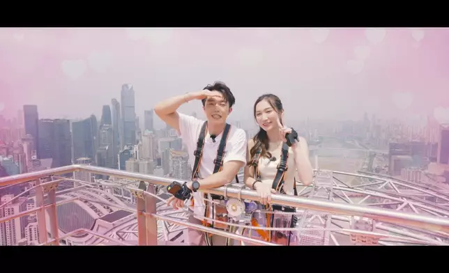 雖然三人都有點害怕，但Leonard全程不忘緊貼Cathy以策女方安全，盡顯暖男風度；相反林秀怡為了減低害怕感決定箭步前行。