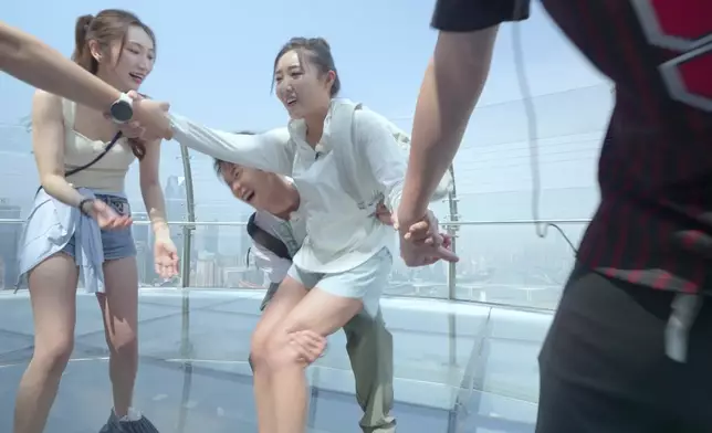 而林秀怡甚至腳抖得走不動，要Leonard抱回實心地板區域，哭笑不得！