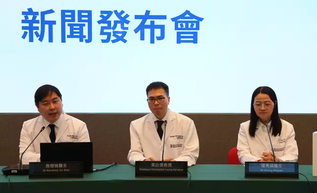 港大醫學院臨床醫學學院眼科學系系主任兼臨床教授梁啟信教授(中)指出，這些發現為香港的眼科保健系統敲響了警鐘。事實上，只需配戴合適眼鏡，受影響的人口比率便可從 27.2%大幅降至11.1%。