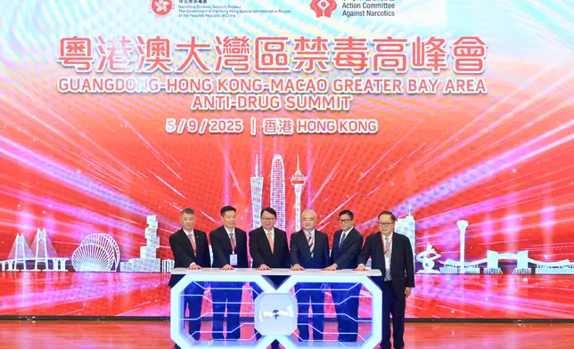 左起澳門警察總局局長梁文昌、廣東省禁毒委員會副主任、廣東省公安廳副廳長梁瑞國、陳國基、國家禁毒委員會常務副秘書長、公安部禁毒局局長魏曉軍、保安局局長鄧炳強，以及禁毒常務委員會主席李國棟主持開幕儀式。 政府新聞處圖片