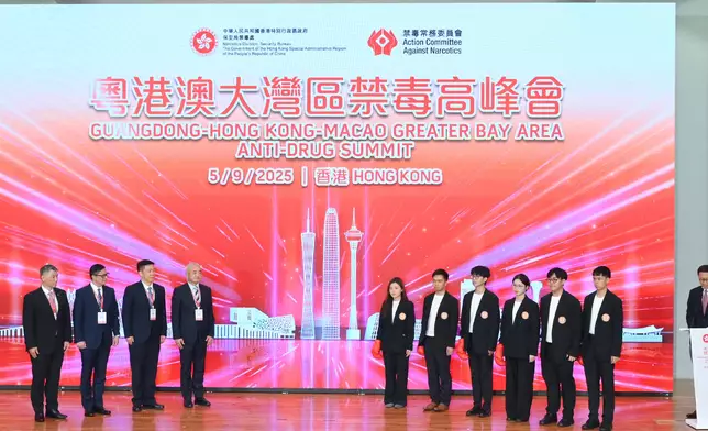 在國家禁毒委員會常務副秘書長、公安部禁毒局局長魏曉軍（左四）、廣東省禁毒委員會副主任、廣東省公安廳副廳長梁瑞國（左三）、保安局局長鄧炳強（左二）及澳門特區警察總局局長梁文昌（左一）見證下，三地青年許下青年共創無毒灣區的承諾，並作出禁毒宣言。 政府新聞處圖片