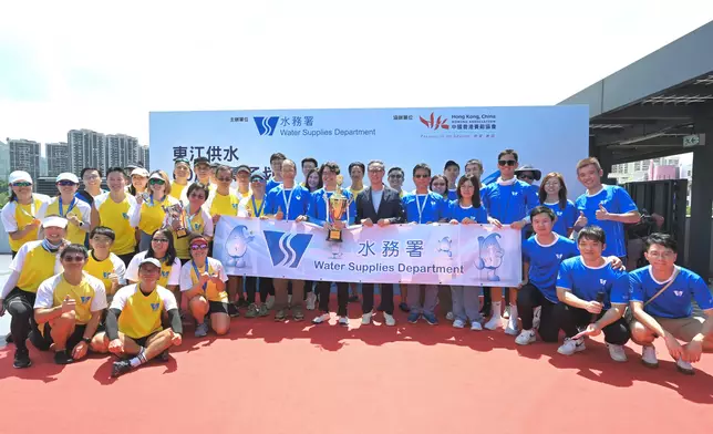 發展局常任秘書長（工務）劉俊傑在水務署署長黃恩諾陪同下頒發獎杯予傳承划全場總冠軍水務署。 政府新聞處圖片