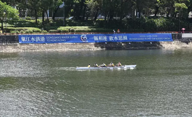 參加者投入參與傳承划四人雙槳有舵手艇賽事。 政府新聞處圖片