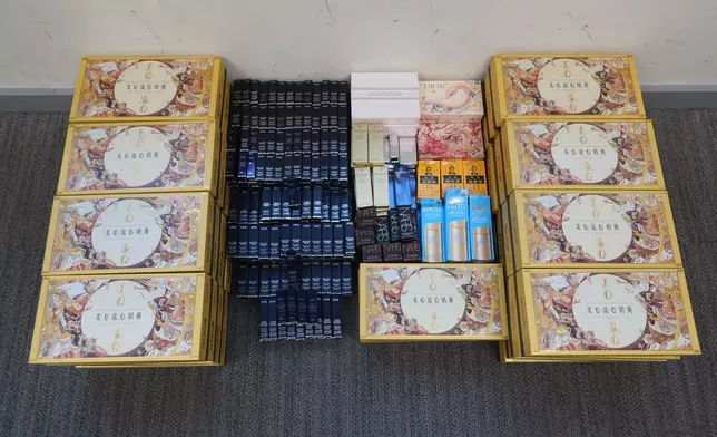 ​香港海關特別行動打擊售賣冒牌月餅及其他物品。政府新聞處圖片