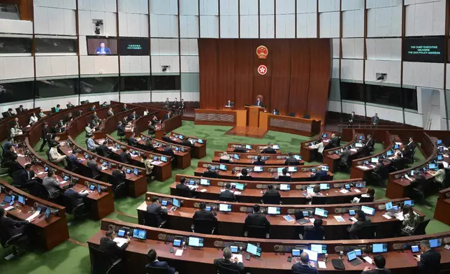 李家超向立法會發表《行政長官2025年施政報告》。政府新聞處圖片