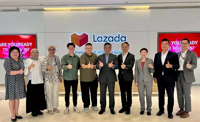 丘應樺（右五）在工業貿易署署長廖廣翔（右四）和香港駐雅加達經濟貿易辦事處處長鄭青文（右三）陪同下，到訪當地其中一個最大的電商平台Lazada Malaysia，了解其營運和商業模式。 政府新聞處圖片