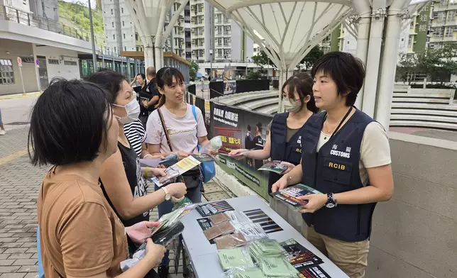 香港海關在觀塘區進行跨部門反私煙宣傳活動。政府新聞處圖片
