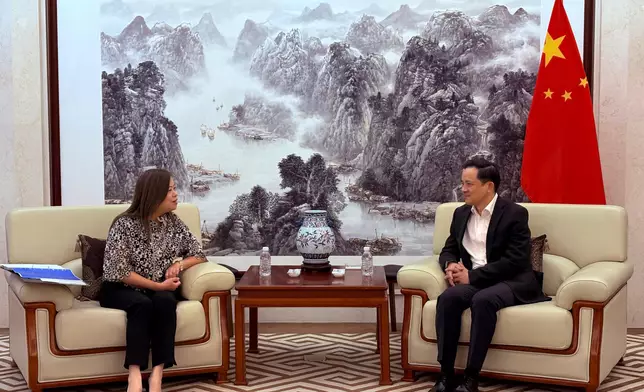 羅淑佩（左）拜會中華人民共和國駐大韓民國特命全權大使戴兵（右）。政府新聞處圖片