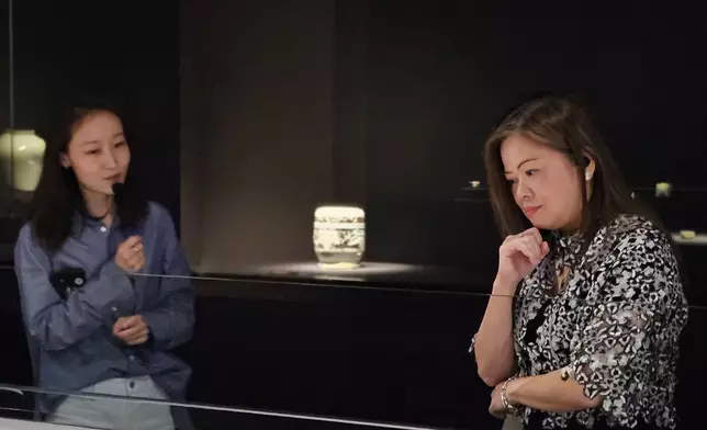 羅淑佩（右）到韓國首爾Leeum美術館參觀。 政府新聞處圖片