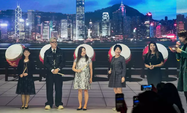 左起）署理文創產業專員曹黎淑霞、亞洲新一代創意設計協會創會主席何國鉦、羅淑佩、文化體育及旅遊局常任秘書長沈鳳君及香港駐東京經濟貿易首席代表歐慧心主持LOCAL POWER 2025【時尚夢想家】首爾香港時裝秀暨時裝展的開幕活動。政府新聞處圖片