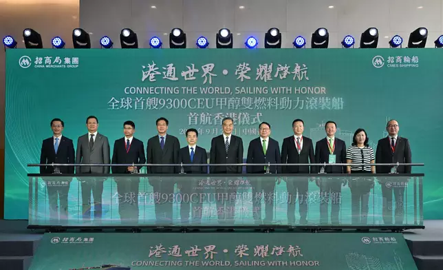 （左三起）外交部駐香公署政策研究室主任包海斌、中聯辦副主任祁斌、招商局集團董事長繆建民、全國政協副主席梁振英、陳國基、國安公署聯絡局副局長謝志祥，以及其他嘉賓主持首航儀式。 政府新聞處圖片