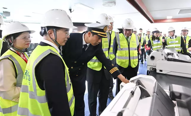 陳國基（前排右一）參觀「港榮」輪。 政府新聞處圖片