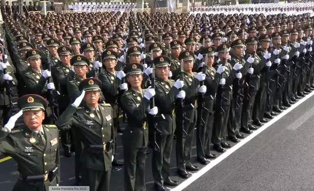 沿途部隊向習近平敬禮。