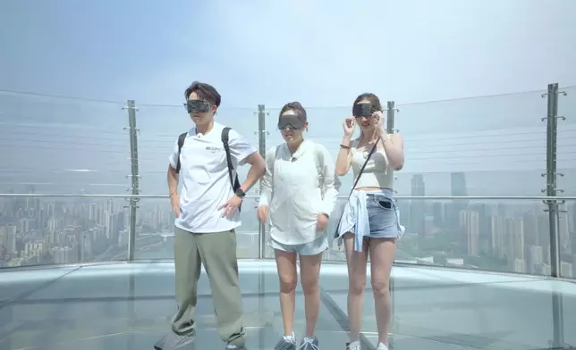 製作組又大搞驚喜，先要求三人戴上眼罩並「移送」至露天全透明玻璃平台「天空之境」。