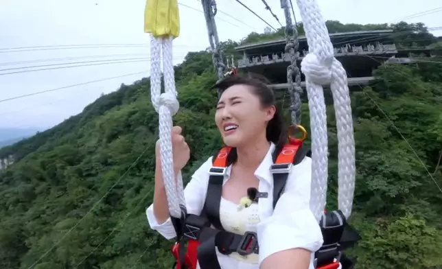 驚險刺激的「飛鼠裝滑翔傘」，林秀怡全程尖叫。