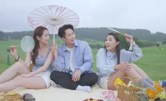 三人在大草原野餐。