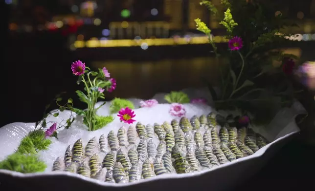 三人在華哥的帶領下品嚐聞名的重慶火鍋當中包括毛肚、一斤叫價$1200元的長江龍丁魚等