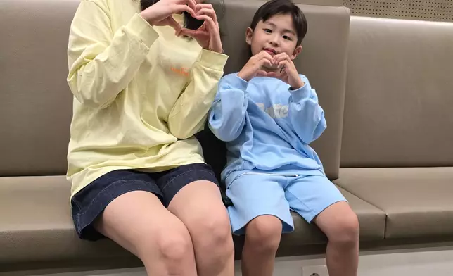 與飾演其兒子的小演員在圍讀前先相處，培養感情。