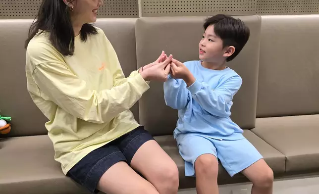 「兩母子」雖然未能用韓語溝通，但可以用身體語言。