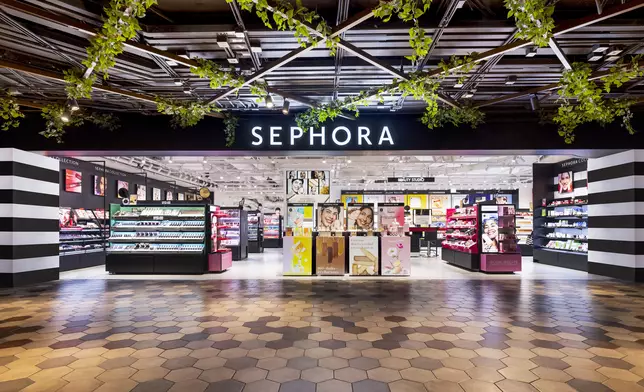 國際美妝零售品牌Sephora於館內開設全九龍規模最大的店舖，亦是全港唯一開設美妝大師課程的分店。