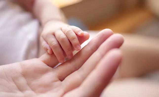 山東女拆快遞誤剪斷7個月大女兒食指。示意圖，資料圖片