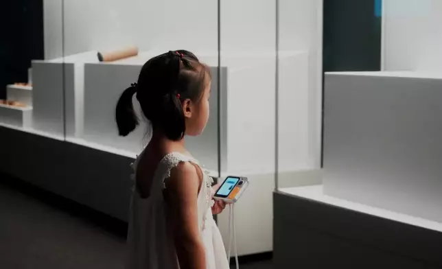 兒童使用AI問客小方機講解器