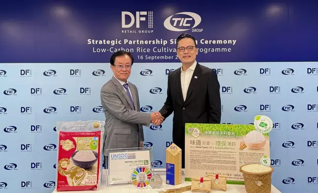 DFI 零售集團零售食品行政總裁劉曉恩(右)與 Toumi Foods and Product 公司總裁 Chaikun Tepkasetkul (左)出席簽約儀式，宣布成為合作夥伴。