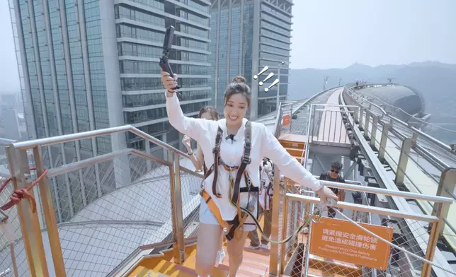 雖然三人都有點害怕，但Leonard全程不忘緊貼Cathy以策女方安全，盡顯暖男風度；相反林秀怡為了減低害怕感決定箭步前行。