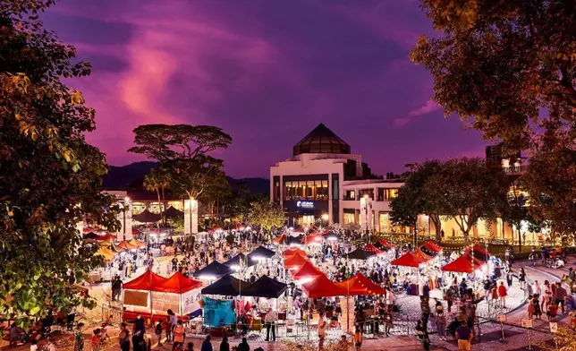 10月26日到愉景廣場探索充滿歐陸風情的萬聖夜市集!市集匯聚約 60 多個特色攤位，精緻手作、陰森可愛的萬聖節主題飾品應有盡有!