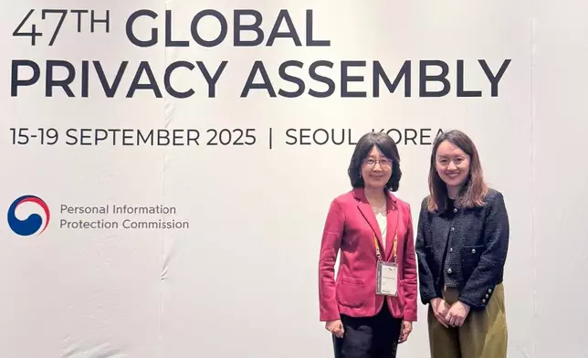 私隱專員鍾麗玲與新加坡個人資料保護委員會副專員 Denise WONG 進行雙邊會談